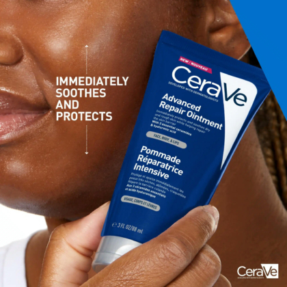 Une personne tient un tube de pommade CeraVe Advanced Repair près de son visage. Le tube bleu et blanc met en valeur ses propriétés apaisantes et protectrices. L'arrière-plan montre une partie du visage souriant de la personne. Dakar