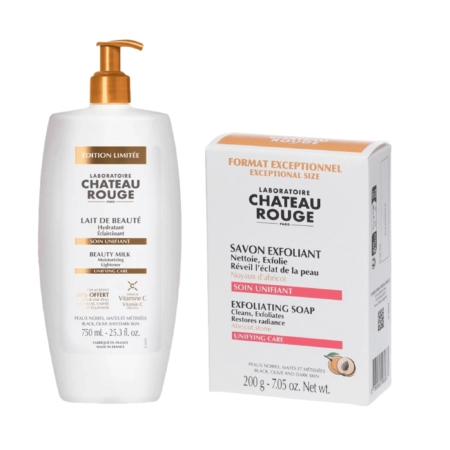 Une bouteille blanche de Lait de Beauté Château Rouge avec bouchon pompe est posée à côté d'une boîte blanche de Savon Exfoliant Château Rouge. Les deux produits sont étiquetés en français avec leurs ingrédients clés et leurs bienfaits. Dakar
