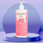 Un flacon de Gel Lavant Doux Château Rouge Paris Bébé est posé sur une plateforme circulaire. Rose et blanc, il est orné de visages de bébés dessinés. Il contient 500 ml de gel et convient aux bébés et aux enfants, avec 93 % d'ingrédients naturels. Dakar