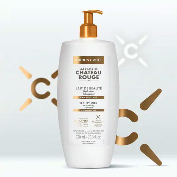 Un grand flacon blanc avec une pompe orange, étiqueté « Laboratoire Château Rouge ». Il présente un lait de beauté à la vitamine C en édition limitée. Le flacon contient 750 ml (25,3 fl oz). Des éléments orange et blancs entourent le flacon. Dakar