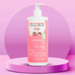 Un flacon rose de Lait Hydratant Château Rouge Bébé se détache sur un fond rose et violet. Le flacon est muni d'une pompe blanche et présente des illustrations de deux bébés de dessins animés. Ce lait est étiqueté comme hydratant et convient aux bébés et aux enfants (500 ml). Dakar