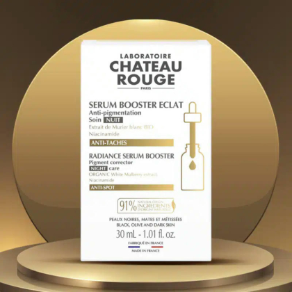 Une boîte de Sérum Booster Éclat Château Rouge présentée sur un socle rond doré. L'emballage met en avant ses bienfaits anti-pigmentation et son extrait de mûrier blanc biologique. Le texte en français et en anglais souligne ses propriétés anti-taches. Dakar