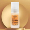 Un flacon de SeroGel Château Rouge trône sur un socle doré. Ce gel correcteur d'éclat de 30 ml arbore une étiquette aux couleurs orange et blanc sur un fond doré dégradé. Dakar