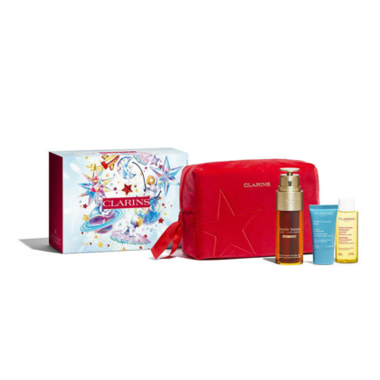 Un coffret cadeau Clarins comprend une trousse de maquillage rouge, un flacon d'huile pour le visage, un tube de crème pour le visage bleu, un flacon jaune et une boîte décorative aux illustrations festives, étiquetée « Clarins ». Dakar