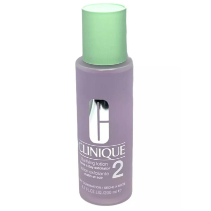 Un flacon de Lotion Clarifiante Clinique 2 pour peaux mixtes. Le flacon est couleur lavande avec un bouchon vert et un texte blanc. Il contient 200 ml de produit. Dakar