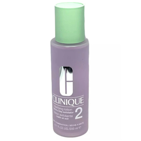 Un flacon de Lotion Clarifiante Clinique 2 pour peaux mixtes. Le flacon est couleur lavande avec un bouchon vert et un texte blanc. Il contient 200 ml de produit. Dakar