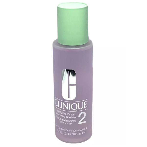Un flacon de Lotion Clarifiante Clinique 2 pour peaux mixtes. Le flacon est couleur lavande avec un bouchon vert et un texte blanc. Il contient 200 ml de produit. Dakar