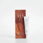 Une boîte étiquetée « Slow Sex » par Bijoux Indiscrets, accompagnée d'un tube de baume clitoridien. La boîte est marron avec des touches dorées, et le tube est blanc avec un logo similaire. Dakar