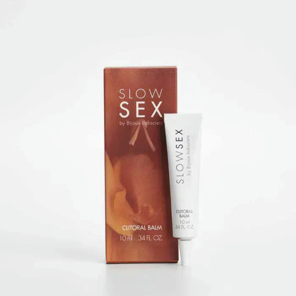Une boîte étiquetée « Slow Sex » par Bijoux Indiscrets, accompagnée d'un tube de baume clitoridien. La boîte est marron avec des touches dorées, et le tube est blanc avec un logo similaire. Dakar
