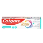 L'image montre une boîte de dentifrice Colgate Dentifrice Total Plus Fraîcheur 75 ml avec l'inscription « Aktiv Schutz » en allemand. L'emballage met en valeur sa nouvelle formule « Gesunde Frische », arbore un logo tourbillon coloré et présente des bienfaits dentaires similaires à la sensation de fraîcheur de Total Plus Fraîcheur. Dakar