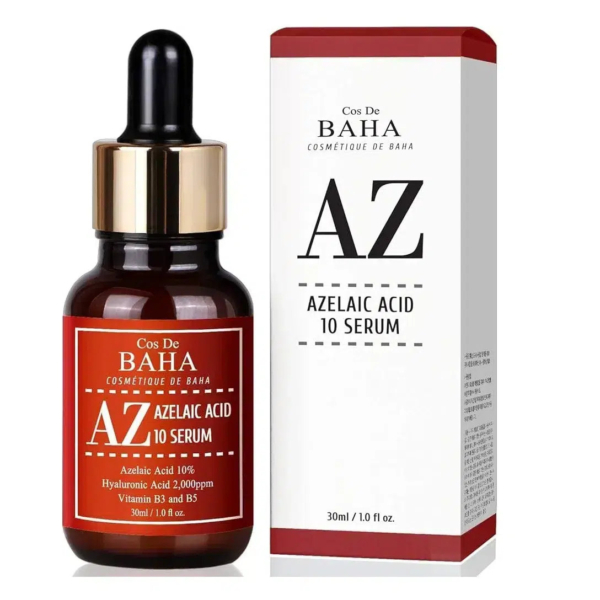 Un flacon de sérum Cos De BAHA Azelaic Acid 10 avec compte-gouttes se trouve à côté de la boîte. L'étiquette indique « Acide azélaïque 10 % », « Acide hyaluronique 2 000 ppm » et « Vitamines B3 et B5 ». Le flacon et la boîte sont rouges et blancs, avec un texte noir et doré. Dakar