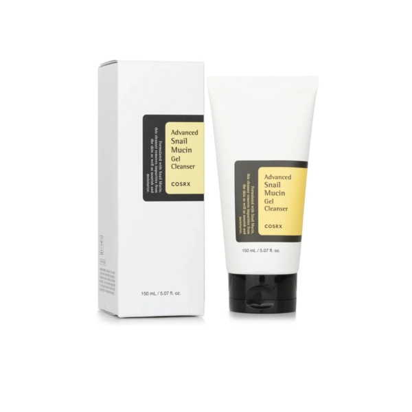 Un tube blanc et noir de gel nettoyant avancé à la mucine d'escargot COSRX est présenté à côté de sa boîte assortie. L'étiquette du produit est jaune avec du texte noir. Le tube est muni d'un bouchon noir et contient 150 ml (5,07 oz liq.). Dakar