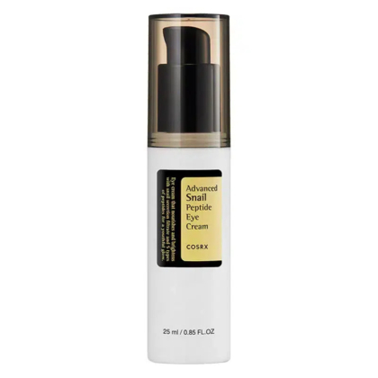 Un flacon de 25 ml de crème contour des yeux COSRX Advanced Snail Peptide avec pompe. L'emballage est blanc avec une étiquette noire et dorée indiquant le nom du produit. Dakar