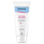 Un tube de lait nourrissant Dexeryl Essentiel, avec un texte en français. Il est censé apaiser et pénétrer rapidement la peau. Le tube est principalement blanc avec un motif bleu clair et rose. Dakar