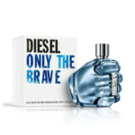 Un flacon de parfum Diesel Only The Brave en forme de poing fermé, en verre bleu avec une bague et un bouchon argentés. L'emballage à côté porte le nom de la marque en gras et celui du parfum en bleu. Dakar