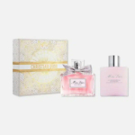 Coffret cadeau Miss Dior composé d'un flacon de parfum rose orné d'un nœud argenté et d'un flacon de lotion assorti. Le coffret décoratif blanc et or arbore le nom de la marque Christian Dior. L'ensemble est présenté sur un fond blanc uni. Dakar
