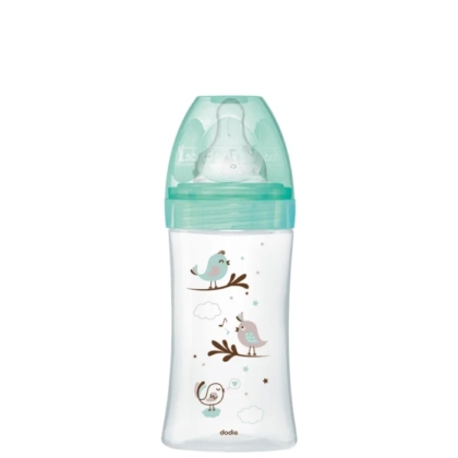 Un biberon avec un couvercle turquoise et une tétine en silicone. Il est orné d'illustrations d'oiseaux, de nuages et d'étoiles aux couleurs pastel. Son design original est adapté aux nourrissons. Dakar