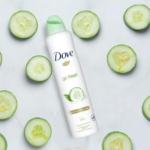 Une boîte de déodorant Dove Go Fresh est posée sur une surface claire, entourée de tranches de concombre. La boîte est blanche avec des touches de vert, et arbore une étiquette parfumée au concombre et au thé vert. Dakar