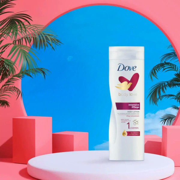 Flacon de lotion corporelle Dove Body Love Intensive Care posé sur une plateforme blanche, avec un ciel bleu vif et des feuilles de palmier en arrière-plan. Des formes géométriques roses entourent la scène, créant une ambiance élégante et tropicale. Dakar