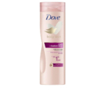 Un flacon de lotion pour le corps Dove Body Love Care + Radiant Glow avec un flacon de couleur pêche et une étiquette violette, avec un texte soulignant ses bienfaits hydratants et sa capacité à fournir un éclat radieux dès la première utilisation. Dakar