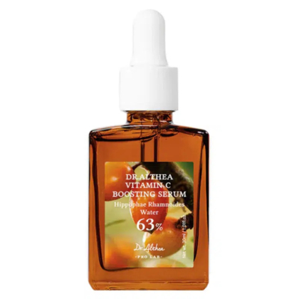 Un flacon compte-gouttes en verre brun étiqueté « Sérum booster de vitamine C Dr. Althea » contient 63 % d'eau d'Hippophae Rhamnoides. L'étiquette présente également une image abstraite aux couleurs orange et verte. Dakar
