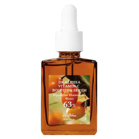 Un flacon compte-gouttes en verre brun étiqueté « Sérum booster de vitamine C Dr. Althea » contient 63 % d'eau d'Hippophae Rhamnoides. L'étiquette présente également une image abstraite aux couleurs orange et verte. Dakar