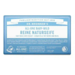 Un pain de savon rectangulaire Dr. Bronner's, présenté dans un emballage bleu clair. Il porte l'inscription « All-One Baby-Mild Reine Naturseife » en allemand. L'emballage mentionne la certification « Commerce équitable » et indique les ingrédients et le poids (140 g). Dakar