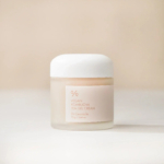Un pot de crème gel au thé kombucha vegan, avec une étiquette beige simple et un couvercle blanc sur fond neutre. L'étiquette présente les détails du produit dans une police minimaliste. Dakar