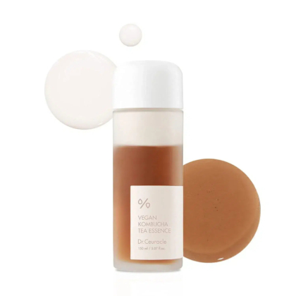Une bouteille d'essence de thé kombucha vegan avec un bouchon blanc et un corps transparent, révélant un liquide brun. Trois échantillons de liquide sont disposés autour de la bouteille : un blanc, un brun et une petite goutte blanche. L'étiquette indique « Essence de thé kombucha vegan ». Dakar