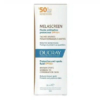 La boîte du Fluide Protecteur Anti-Taches SPF 50+ Ducray Melascreen est étiquetée en français et en anglais. Conçu pour les peaux normales à mixtes, il atténue les taches brunes. La boîte est principalement blanche avec des inscriptions bleues et marron. Dakar