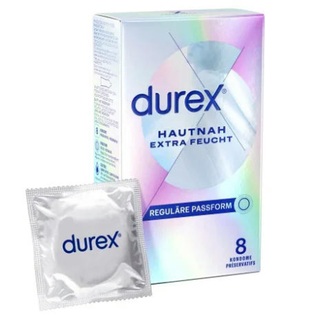 Une boîte de préservatifs Durex portant les étiquettes « HAUTNAH EXTRA FEUCHT » et « REGULÄRE PASSFORM » est présentée. Devant la boîte se trouve un préservatif sous film plastique. L'emballage, au design métallisé blanc et violet, contient huit préservatifs. Dakar