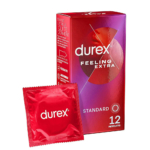 Boîte de préservatifs Durex « Feeling Extra » rouge et violet, avec un préservatif rouge sous film plastique à côté. La boîte porte les étiquettes « Standard » et « 12 préservatifs ». Dakar