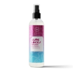 Un flacon de brume hydratante Aloe Locks Brume Hydratante. L'étiquette présente un dégradé violet en haut et bleu en bas, avec un texte blanc. Le flacon est doté d'un embout vaporisateur noir. Dakar