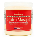 Gros plan sur un flacon de masque Hydra Easy Pouss. L'étiquette met en avant des ingrédients comme le miel, l'aloe vera, le yaourt et la noix de coco. Elle met l'accent sur le démêlage, la repousse rapide et l'hydratation intense. L'emballage est orné de touches de rouge et porte la mention « Fabriqué en France ». Dakar