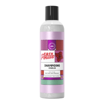 Un flacon de shampoing Easy Pouss Kigelia, orné d'une étiquette colorée à motifs géométriques et d'une fleur d'hibiscus. Il est accompagné de mentions sur les propriétés anti-chute, sans silicone et sans sulfate. Dakar