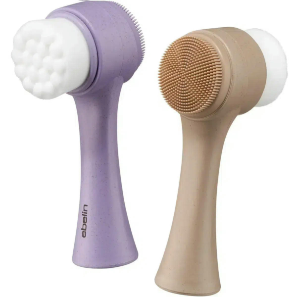 Deux brosses nettoyantes pour le visage à manches ergonomiques. L'une possède un manche violet et une tête blanche aux poils regroupés. L'autre possède un manche beige et des poils courts et denses de couleur beige. Toutes deux se détachent sur un fond uni. Dakar