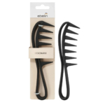 Un peigne à cheveux noir à dents larges et manche incurvé est présenté en deux vues. L'un est dans son emballage, étiqueté « ebelin » et « Lockenkamm », tandis que l'autre est à l'extérieur, affichant son design incurvé et ergonomique. Dakar