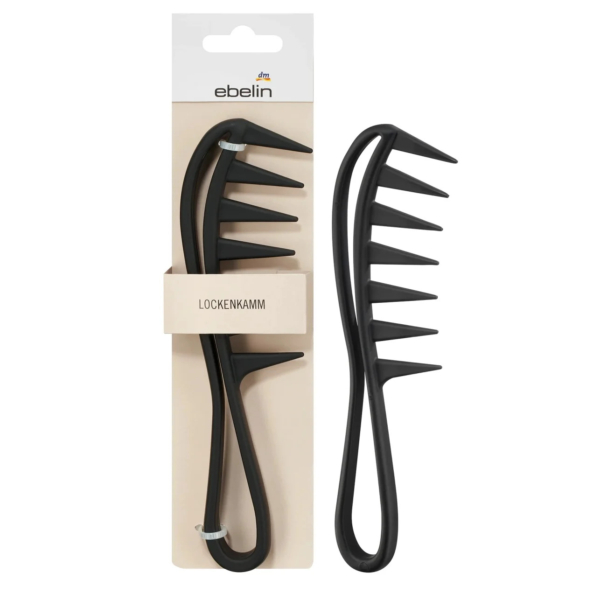 Un peigne à cheveux noir à dents larges et manche incurvé est présenté en deux vues. L'un est dans son emballage, étiqueté « ebelin » et « Lockenkamm », tandis que l'autre est à l'extérieur, affichant son design incurvé et ergonomique. Dakar