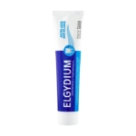 Tube de dentifrice Elgydium au design bleu et blanc, avec les inscriptions « Anti-Plaque Antiplaque » et « Dentrifrice/Toothpaste ». Le bouchon est fermé et le tube est debout. Dakar