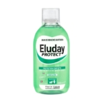 Un flacon de bain de bouche Eluday Protect avec une étiquette verte. Il est accompagné d'un texte en français indiquant qu'il est sans alcool, qu'il offre une protection complète et qu'il procure fraîcheur. Le flacon de 500 ml est orné du logo Pierre Fabre Oral Care. Dakar