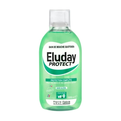 Un flacon de bain de bouche Eluday Protect avec une étiquette verte. Il est accompagné d'un texte en français indiquant qu'il est sans alcool, qu'il offre une protection complète et qu'il procure fraîcheur. Le flacon de 500 ml est orné du logo Pierre Fabre Oral Care. Dakar