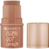 Un stick de maquillage bronze sans bouchon, avec l'inscription « essence BABY GOT bronze » sur le tube. Ce produit est d'une teinte bronze irisée. Dakar