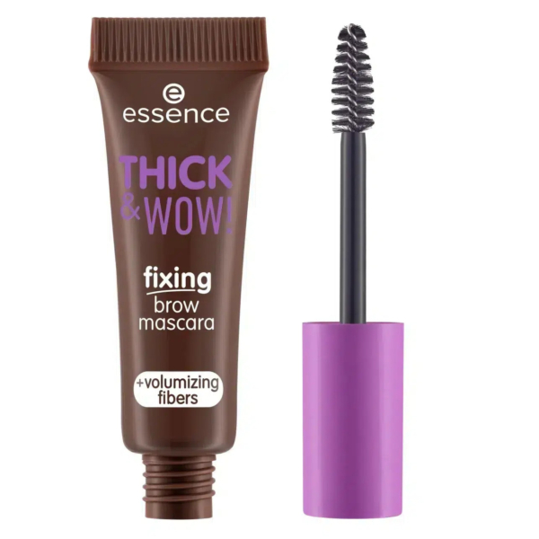 Un tube marron de mascara sourcils fixateur « Thick & Wow ! » aux fibres volumisantes d'Essence, orné d'un texte et d'un capuchon violets. La brosse, aux poils noirs, est placée à droite du tube. Dakar