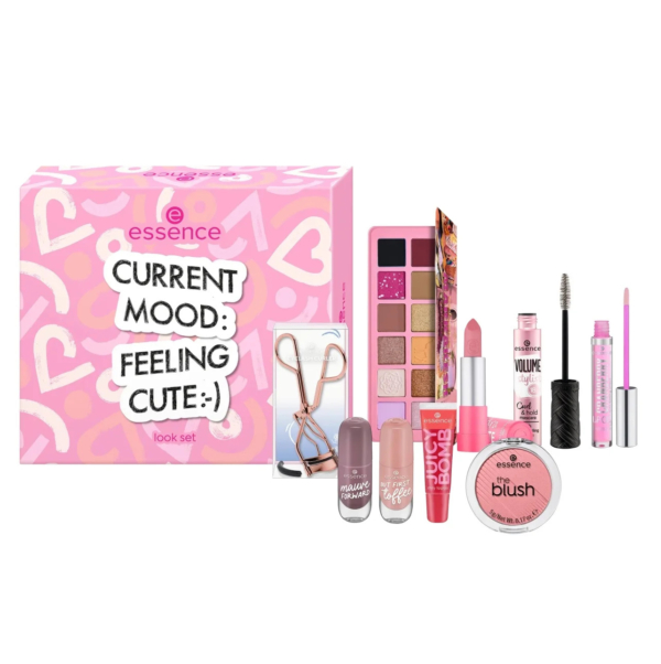 Un coffret de maquillage rose avec l'inscription « CURRENT MOOD: FEELING CUTE » sur la boîte. Il comprend une palette de fards à paupières, des vernis à ongles, du mascara, du rouge à lèvres, du blush, un crayon à sourcils, un recourbe-cils, un gloss, un eye-liner et un baume à lèvres, le tout dans différentes nuances de rose et de nude. Dakar