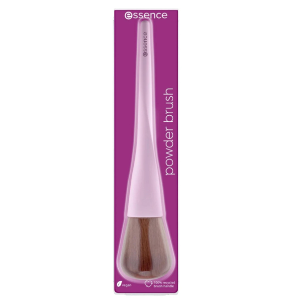 Un pinceau poudre rose Essence dans son emballage. Le manche est effilé et rose clair, tandis que les poils sont un mélange de brun clair et de blanc. L'emballage précise qu'il est vegan et que son manche est fabriqué à partir de matériaux 100 % recyclés. Dakar