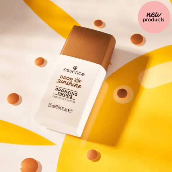 Un flacon de gouttes bronzantes Essence Drop of Sunshine se dresse sur un fond jaune vif et blanc aux formes abstraites. Le flacon est doté d'un bouchon marron et d'une étiquette « nouveautés » en haut à droite. Dakar
