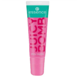 Un tube rose de gloss brillant Essence Juicy Bomb avec un bouchon vert. Le nom du produit est inscrit verticalement en grandes lettres roses sur le tube. Dakar