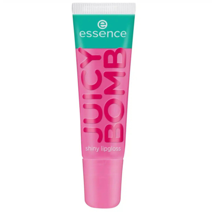 Un tube rose de gloss brillant Essence Juicy Bomb avec un bouchon vert. Le nom du produit est inscrit verticalement en grandes lettres roses sur le tube. Dakar