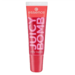 Un tube de gloss brillant Essence Juicy Bomb d'un rouge vif. L'emballage porte le nom de la marque « essence » et le nom du produit « JUICY BOMB » en lettres roses en gras. Dakar