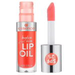 Un tube d'huile pour les lèvres Essence Hydra Kiss avec un bouchon argenté portant l'inscription « SPF 25 ». De couleur rouge rosé, le tube porte le nom du produit. L'applicateur est doté d'un embout rose clair. Dakar